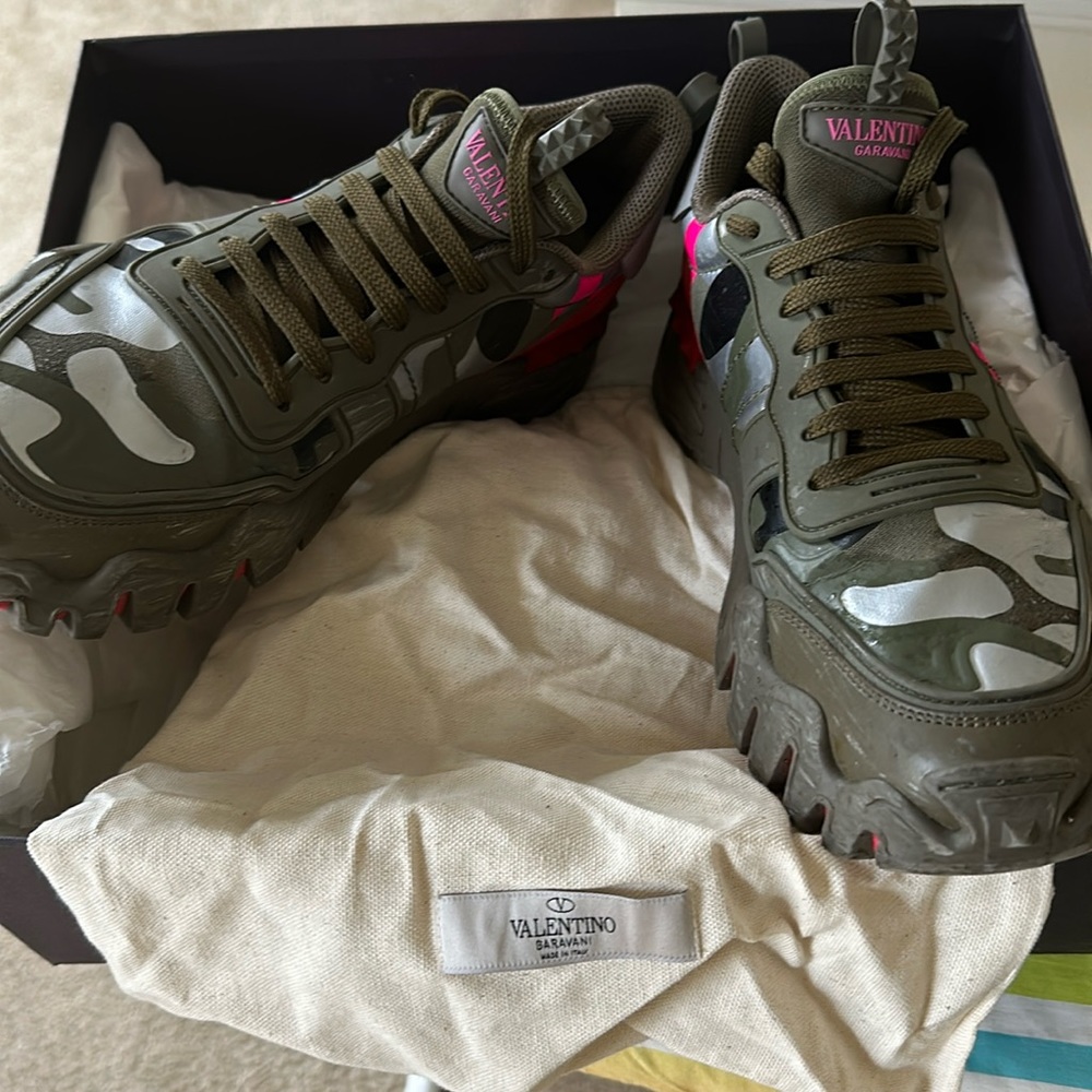 Valentino Men sneaker-used - some scuff marks on side of sneaker
